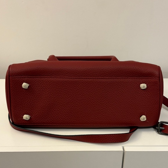 Chic Red Satchel Bag with Two Crossbody Straps - Picture 7 of 8
